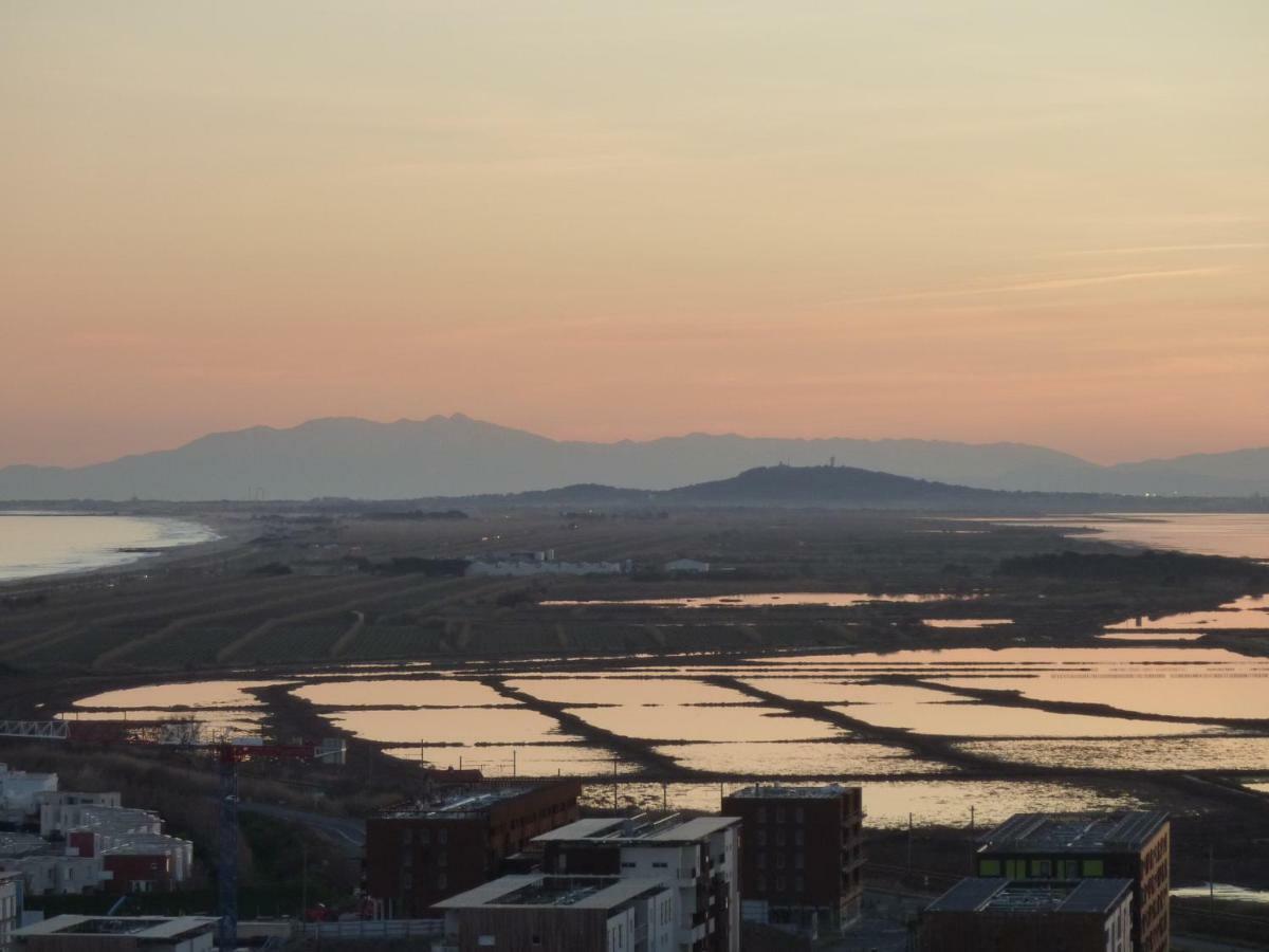 Aux Marches Du Soleil: Shared With Private Homestay Sete